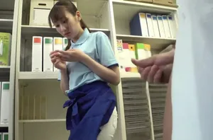 Cô ấy chia tay tôi để yêu người khác, nhưng cô ấy vẫn nện với tôi