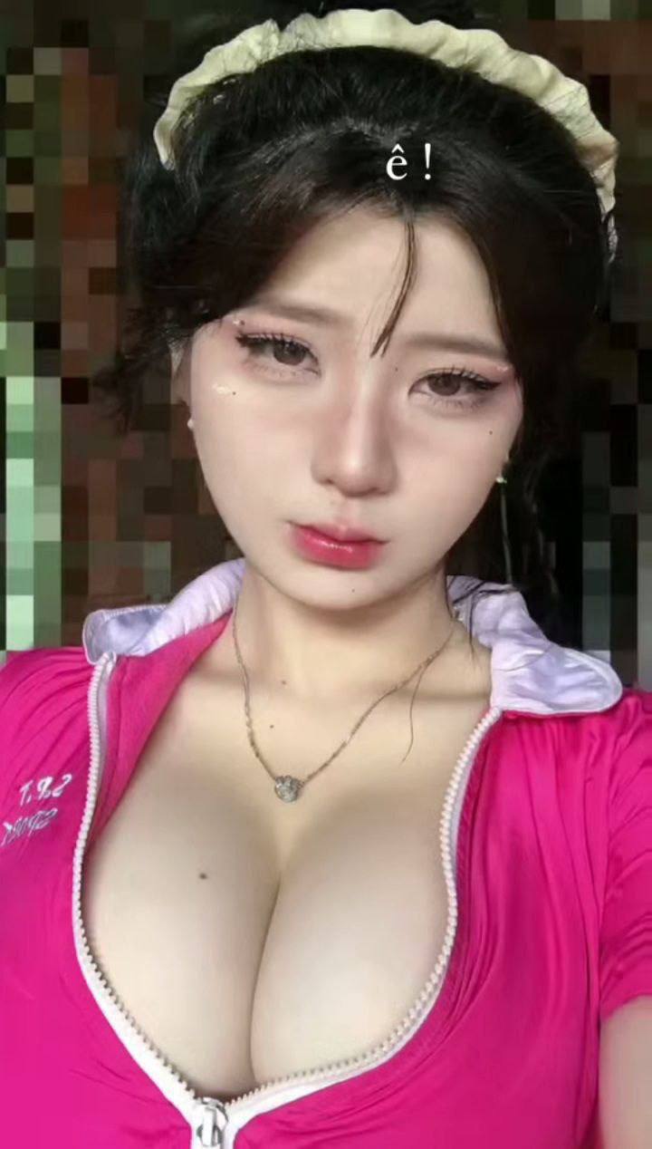 Em gái lồn không lông sướng há mồm với cặc bự của anh họ